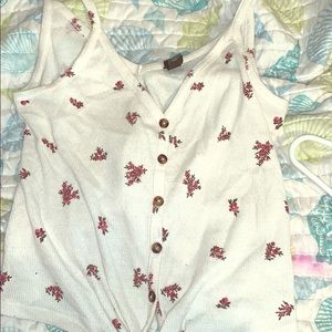 a wihte roes top in woman